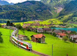 Glacier Express Journey: Scenic Train Guide from Zermatt to St. Moritz (Matterhorn Views & Alpine Passes)