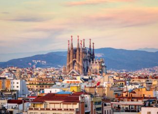 Barcelona Beyond Gaudí: Gothic Quarter, Tapas Crawls & Coastal Escapes (Sagrada Família Tips + Day Trips)